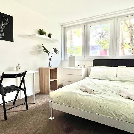Private Bedrooms In A Flat! Home Away From Home! Shared Bathroom 런던 외부 사진