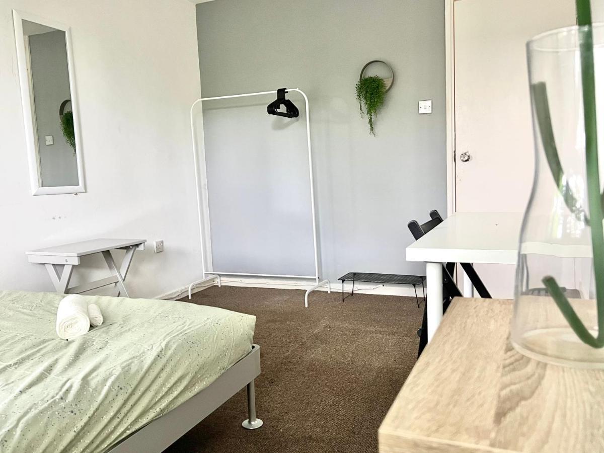 Private Bedrooms In A Flat! Home Away From Home! Shared Bathroom 런던 외부 사진