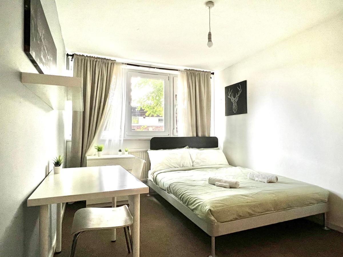 Private Bedrooms In A Flat! Home Away From Home! Shared Bathroom 런던 외부 사진