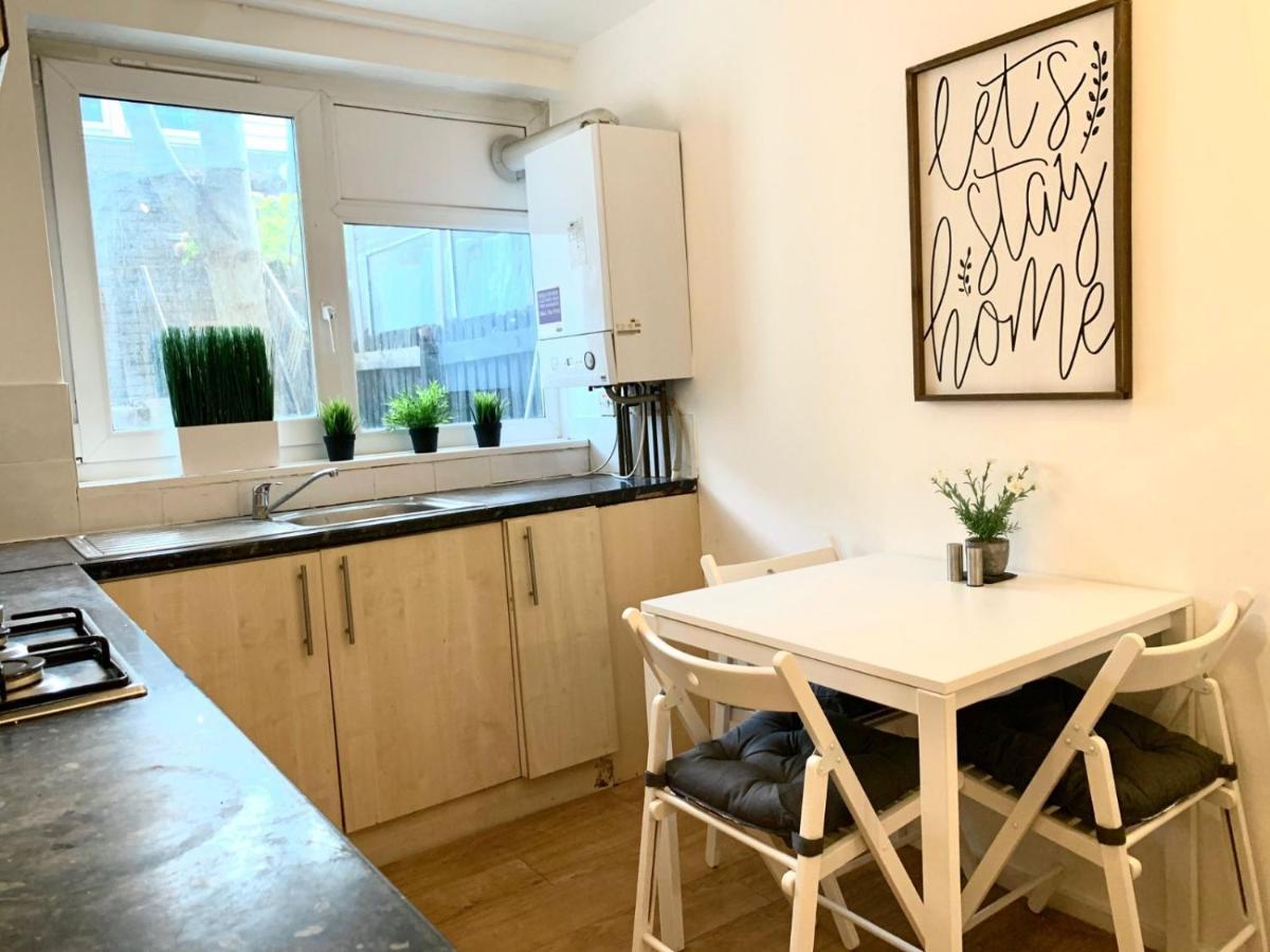 Private Bedrooms In A Flat! Home Away From Home! Shared Bathroom 런던 외부 사진