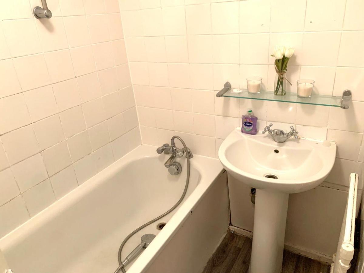 Private Bedrooms In A Flat! Home Away From Home! Shared Bathroom 런던 외부 사진