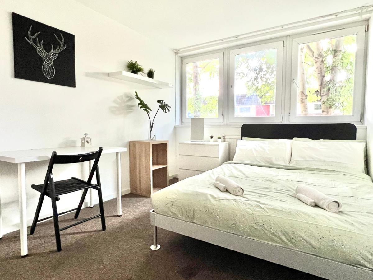 Private Bedrooms In A Flat! Home Away From Home! Shared Bathroom 런던 외부 사진