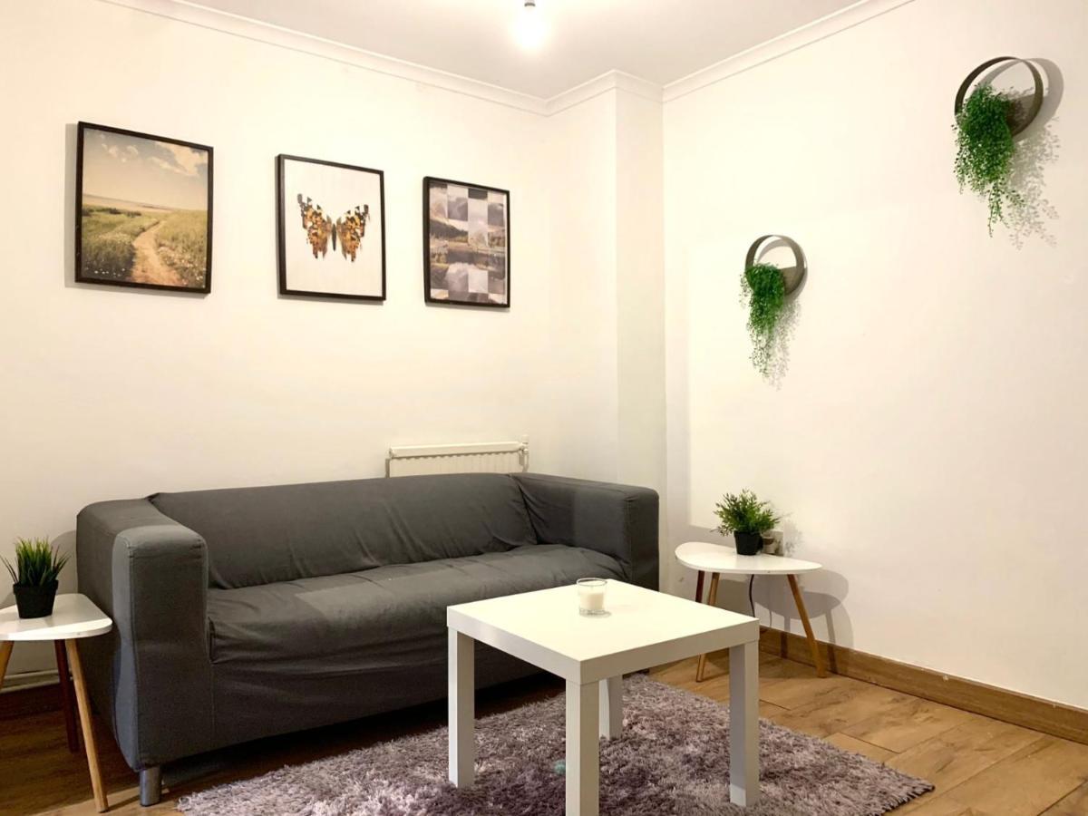 Private Bedrooms In A Flat! Home Away From Home! Shared Bathroom 런던 외부 사진
