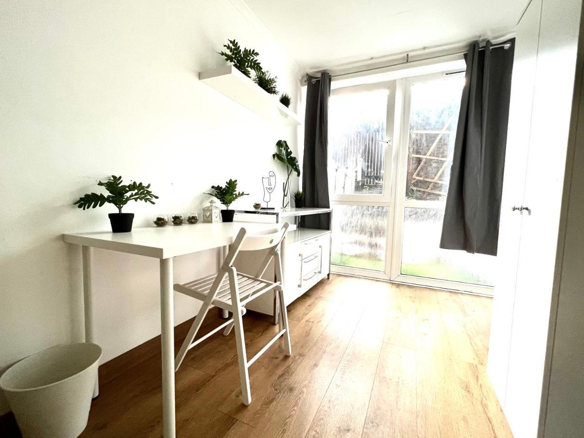 Private Bedrooms In A Flat! Home Away From Home! Shared Bathroom 런던 외부 사진