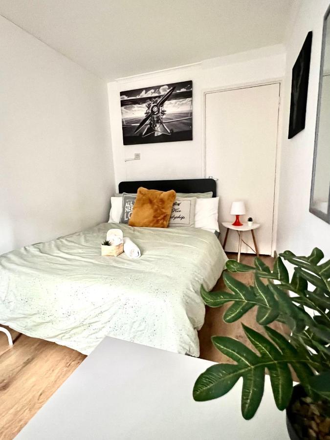 Private Bedrooms In A Flat! Home Away From Home! Shared Bathroom 런던 외부 사진